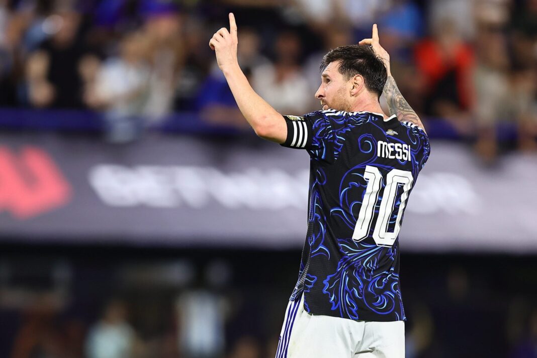 Pantalla de televisión mostrando el partido de fútbol Argentina vs. Zambia y logos de Gran Hermano y Otro día perdido