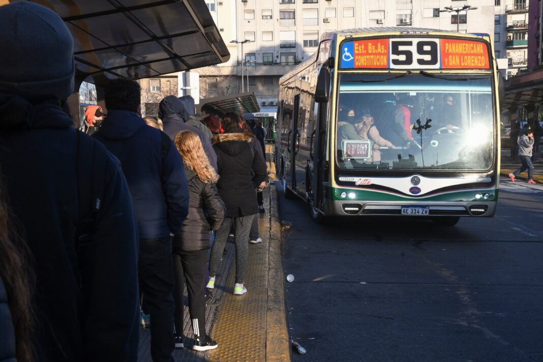 Colectivos en una terminal del Área Metropolitana de Buenos Aires
