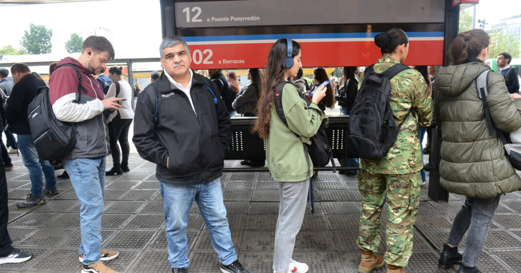 Colectivo en una calle de Buenos Aires con menor frecuencia de servicio