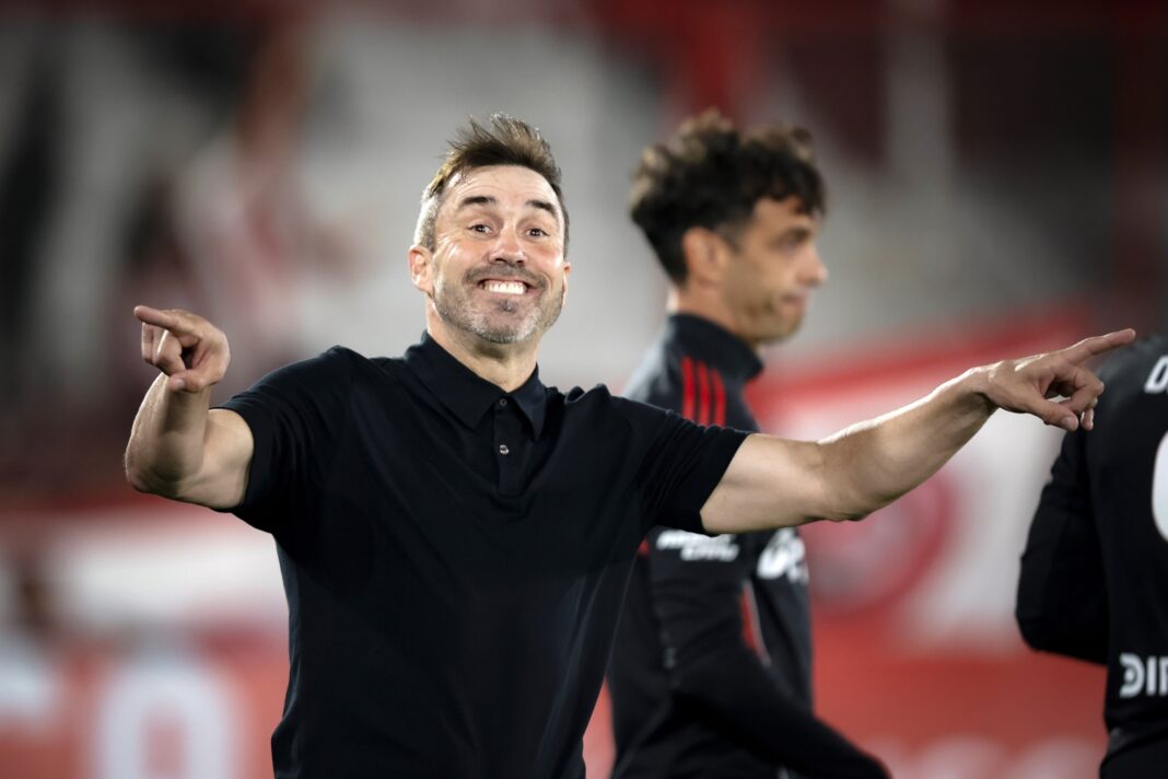 Jugadores de River Plate celebrando un gol durante el partido de Pascuas.
