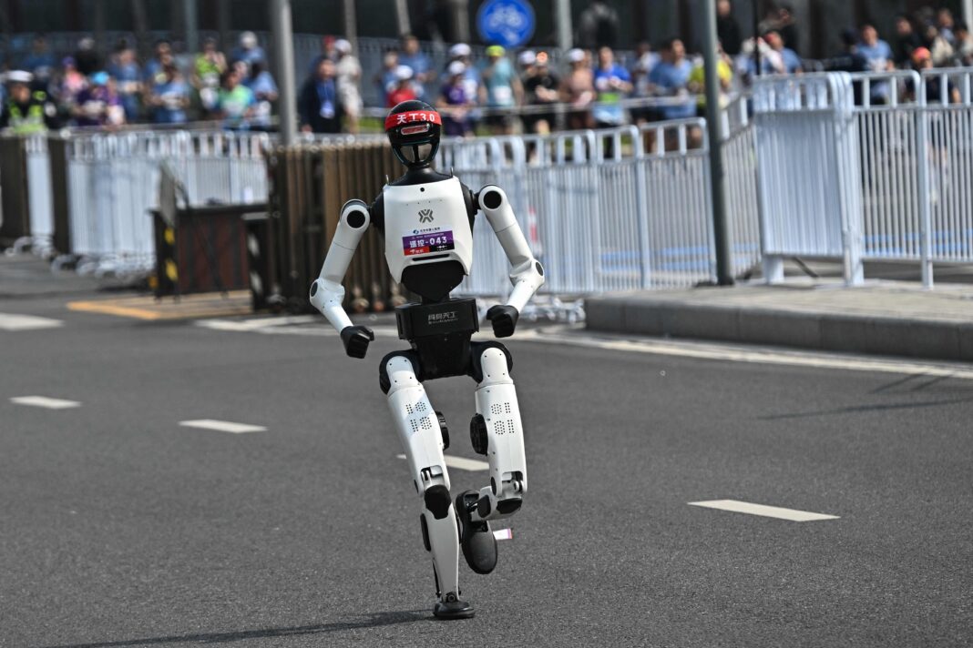 Robot humanoide compitiendo en una carrera de media maratón en Pekín.