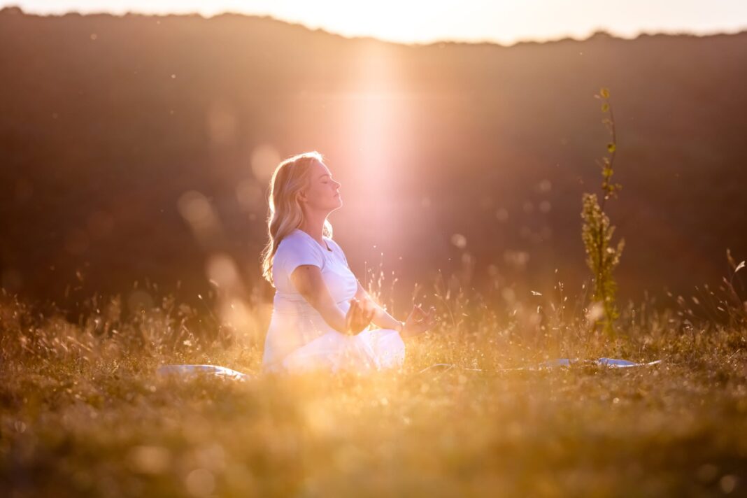 Persona en actitud de reflexión, simbolizando la búsqueda espiritual en la vida cotidiana.