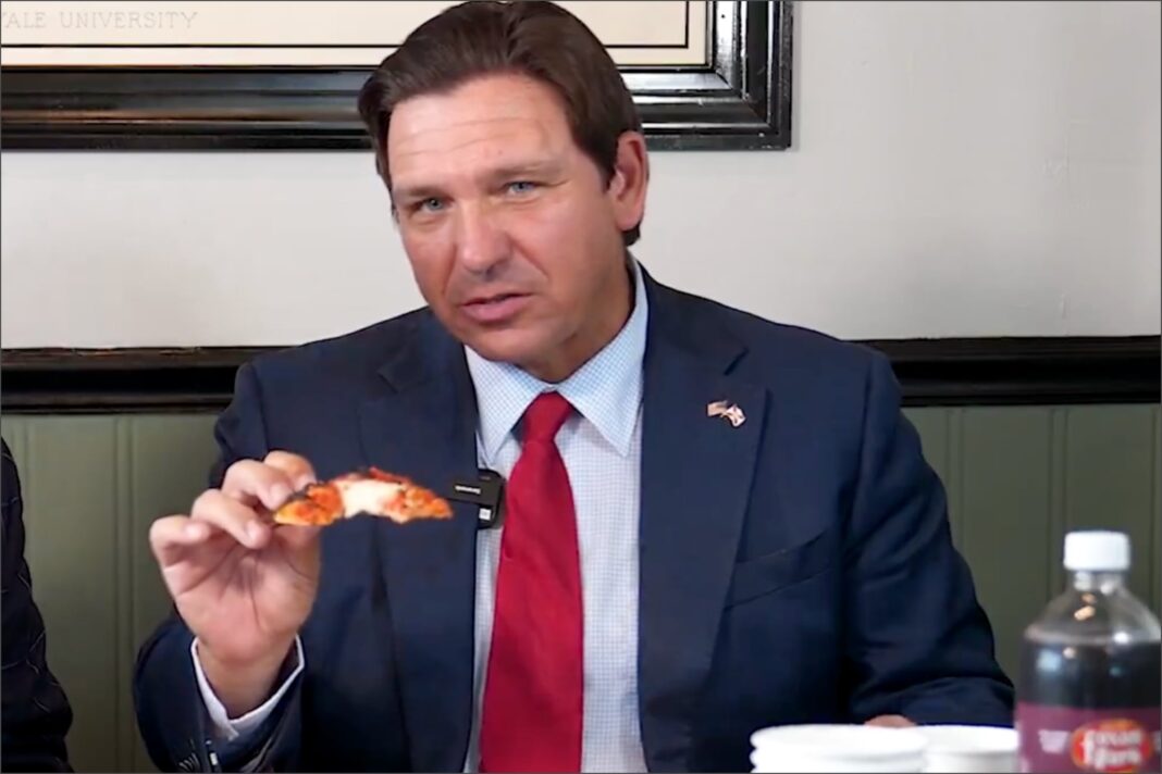 Ron DeSantis en la pizzería Ah-Beetz de Palm Beach, Florida