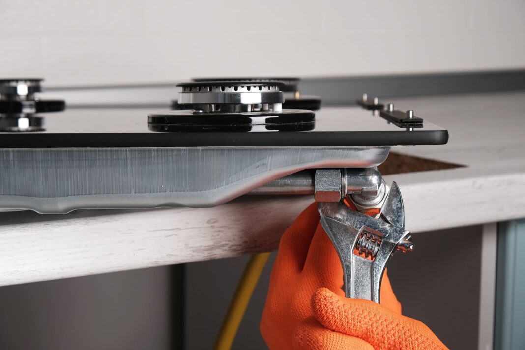 Persona realizando tareas de mantenimiento en el exterior de una vivienda.