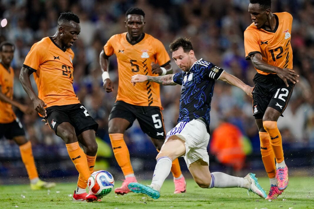 Escudo de la selección argentina de fútbol junto al logo de la FIFA y un gráfico de posiciones.