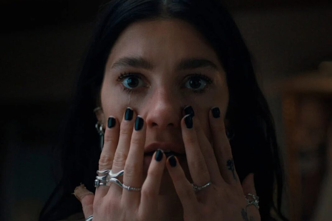 Pantalla de televisión mostrando el logo de Netflix con un control remoto y palomitas de maíz, representando el entretenimiento en el hogar.