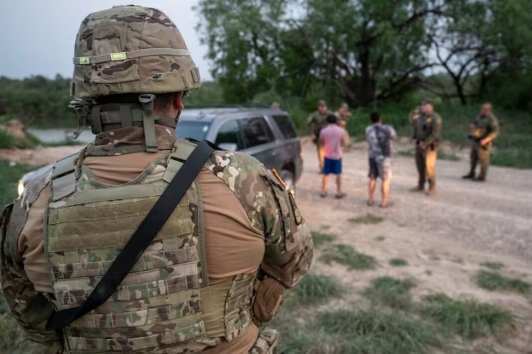 Documentos y formularios de registro del Servicio Selectivo de Estados Unidos sobre una mesa.