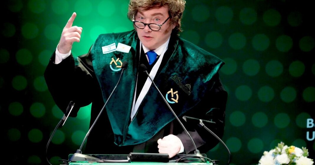 Javier Milei en la Casa Rosada con gesto serio