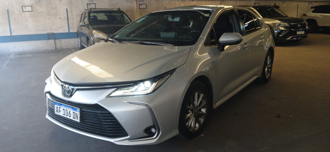 Vista de varios vehículos en exposición para subasta online