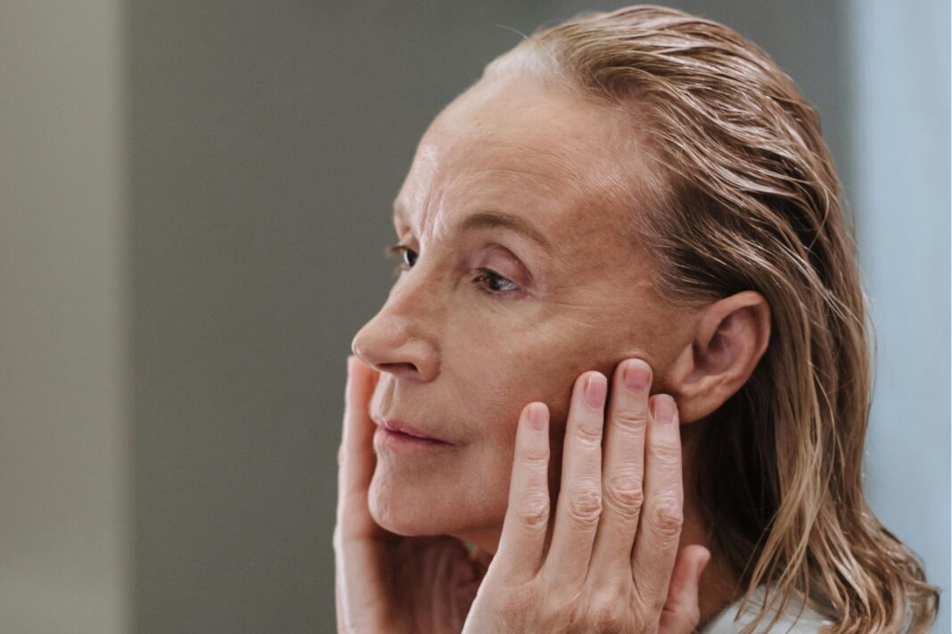 Persona durmiendo plácidamente en una cama, representando un sueño reparador