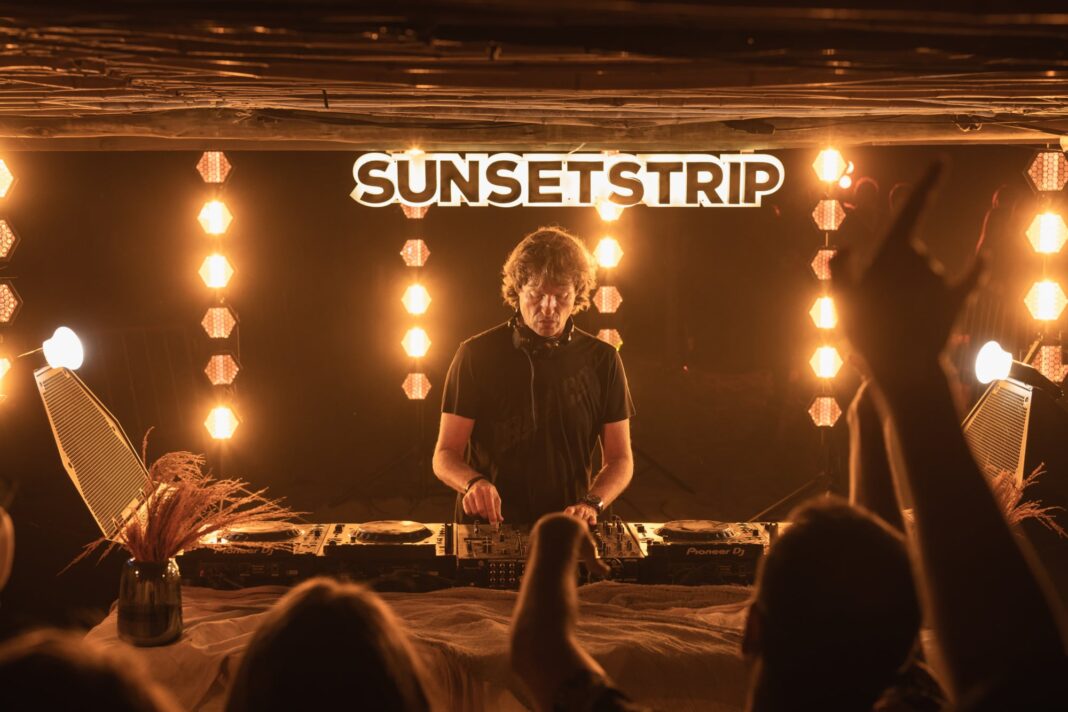 Público en un atardecer durante el festival Sunsetstrip de música electrónica.