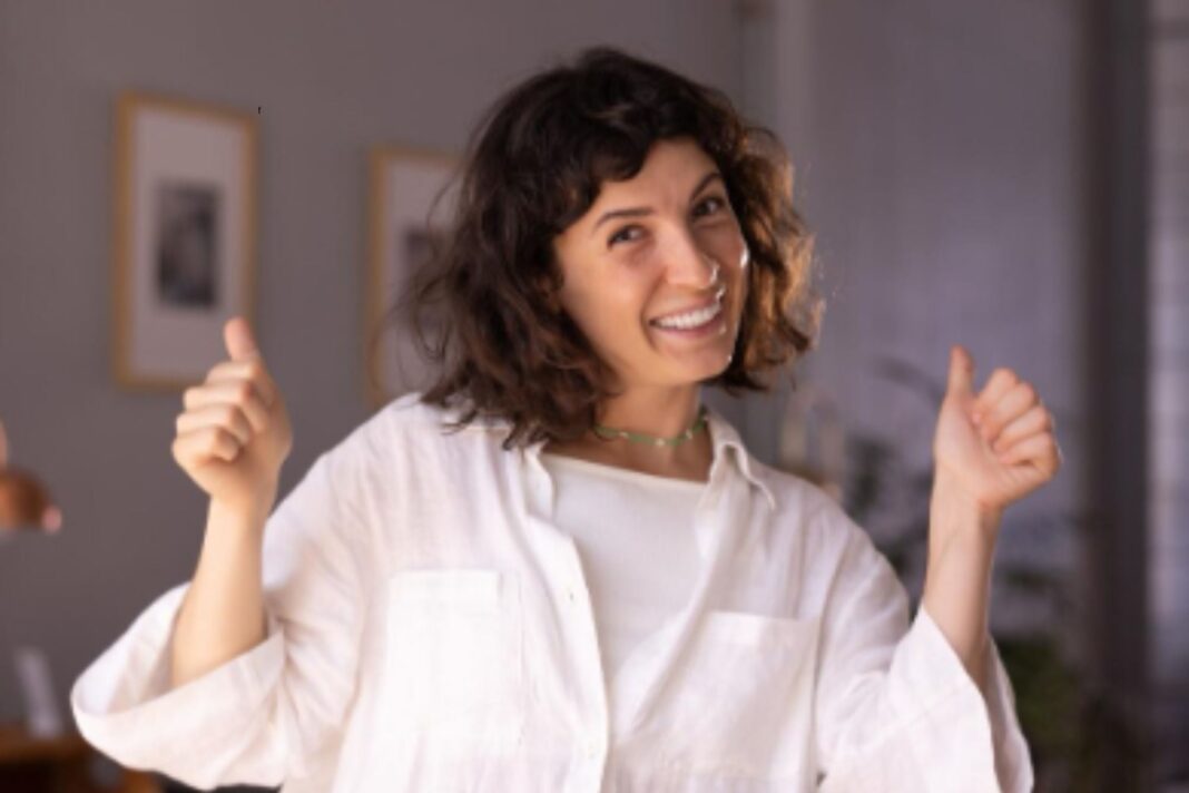 Ilustración conceptual de una persona con dos caras, una sonriente y otra neutra, representando la dualidad de las emociones fingidas.