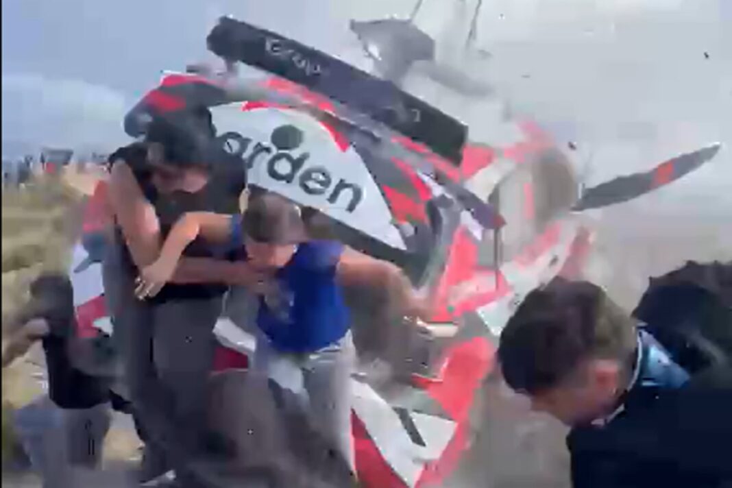 Vehículo de rally accidentado en Mina Clavero, Córdoba, con servicios de emergencia en el lugar.