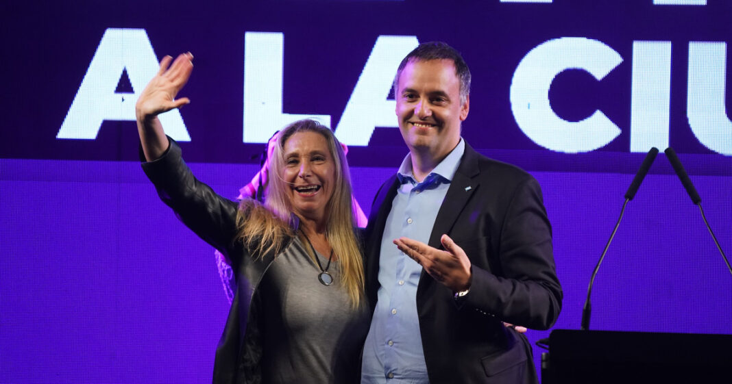 Karina Milei en un evento oficial junto a otros funcionarios.