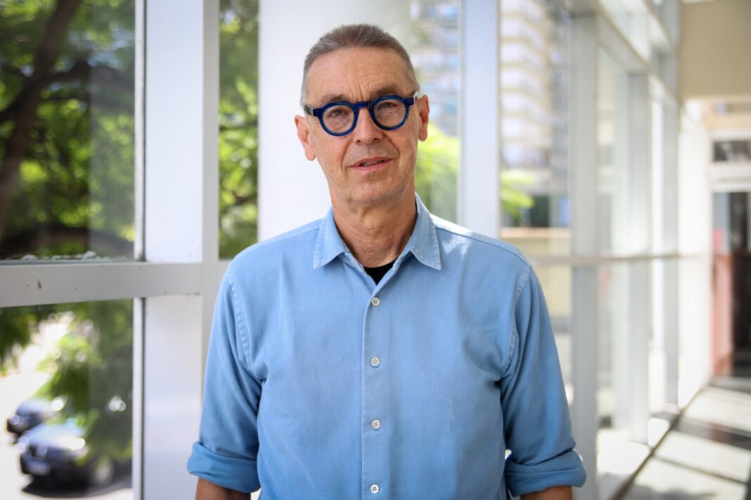 Otto Scharmer, profesor del MIT y creador de la Teoría U, durante una conferencia en Argentina.