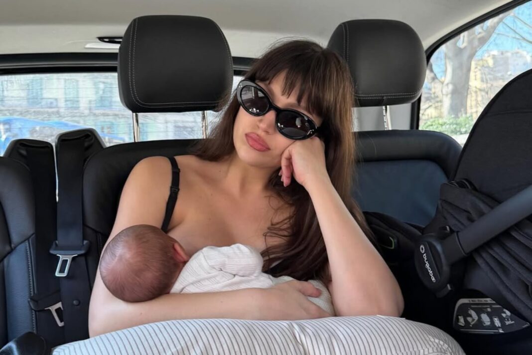 Úrsula Corberó y Chino Darín posan en imágenes íntimas con su bebé recién nacido, Dante.