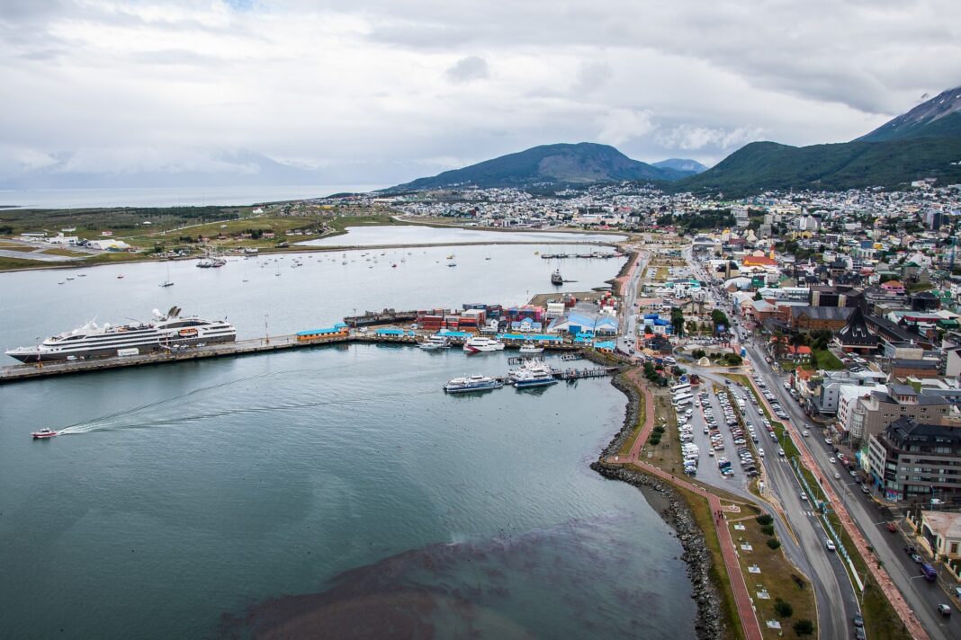 Vista aérea de la ciudad de Ushuaia y su entorno natural montañoso.