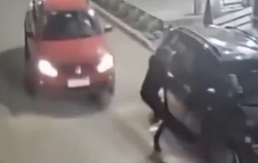 Captura de cámara de seguridad muestra momento del incidente en calle de Ingeniero Budge