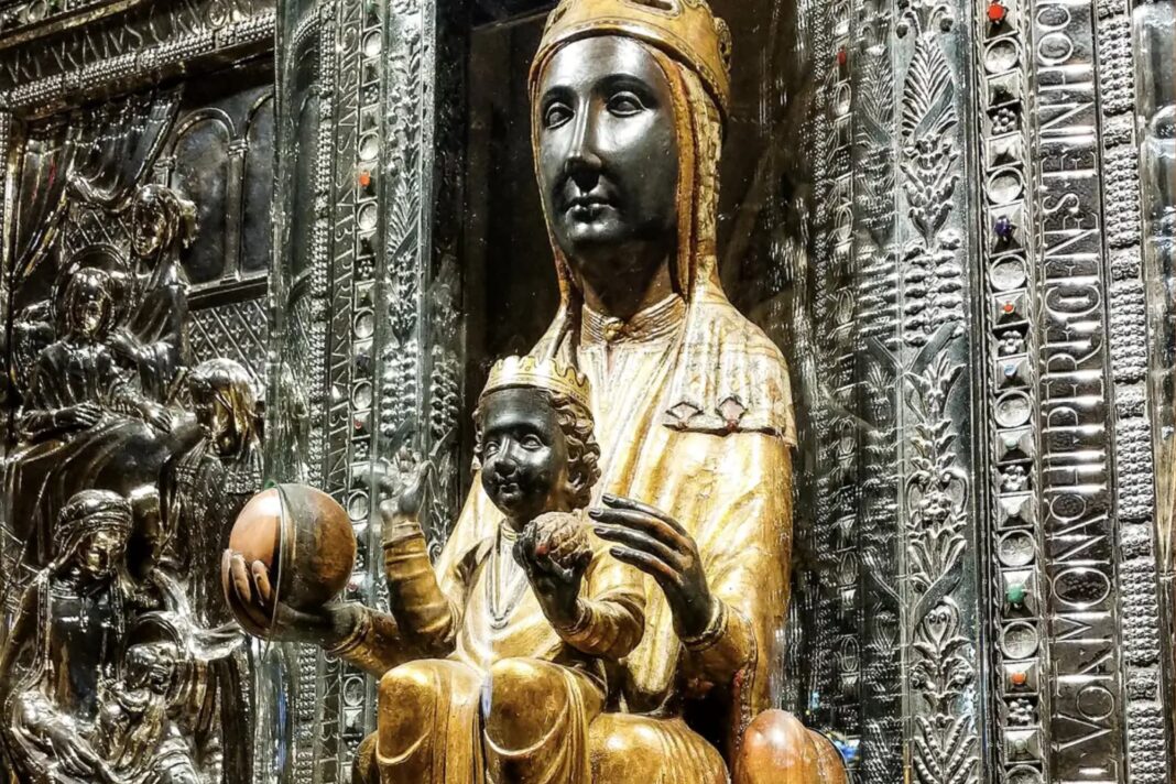 Imagen de la Virgen de Montserrat, conocida como La Moreneta, con el niño Jesús en su regazo