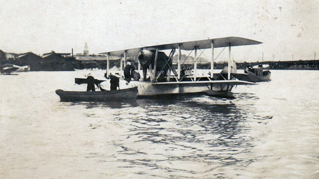 Hidroavión Buenos Aires en el agua durante la travesía de 1926