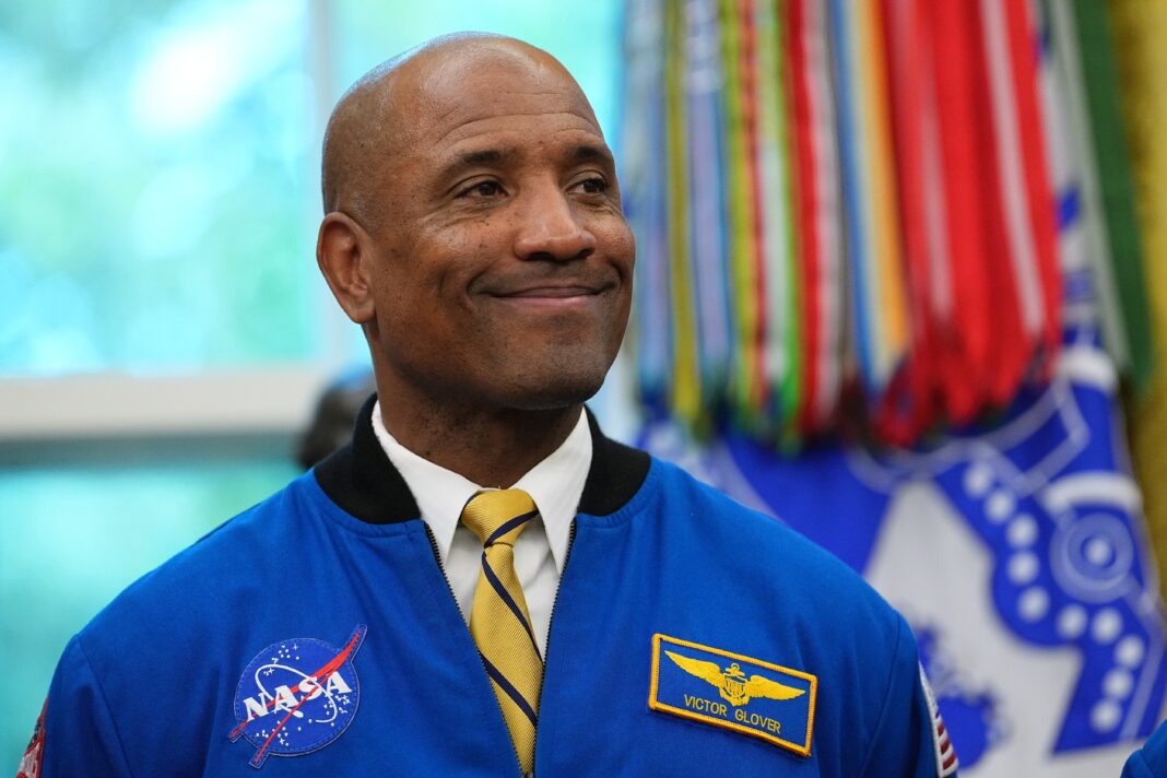 Astronautas de la misión Artemis II dentro de la cápsula Orión observando el espacio