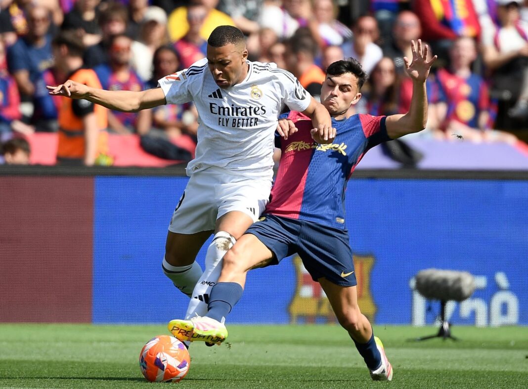 Barcelona y Real Madrid en el Camp Nou durante un clásico de LaLiga