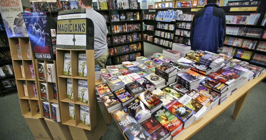Interior de una librería Barnes & Noble con estanterías llenas de libros