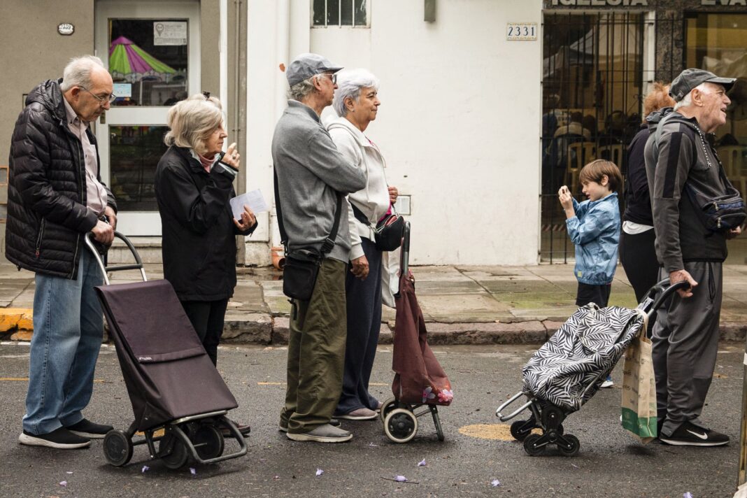 Gráfico de población envejecida y baja natalidad en la Ciudad de Buenos Aires según censo 2025