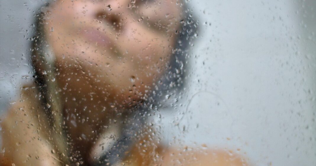 Persona bañándose con agua fría en una ducha, representando el estudio sobre salud mental