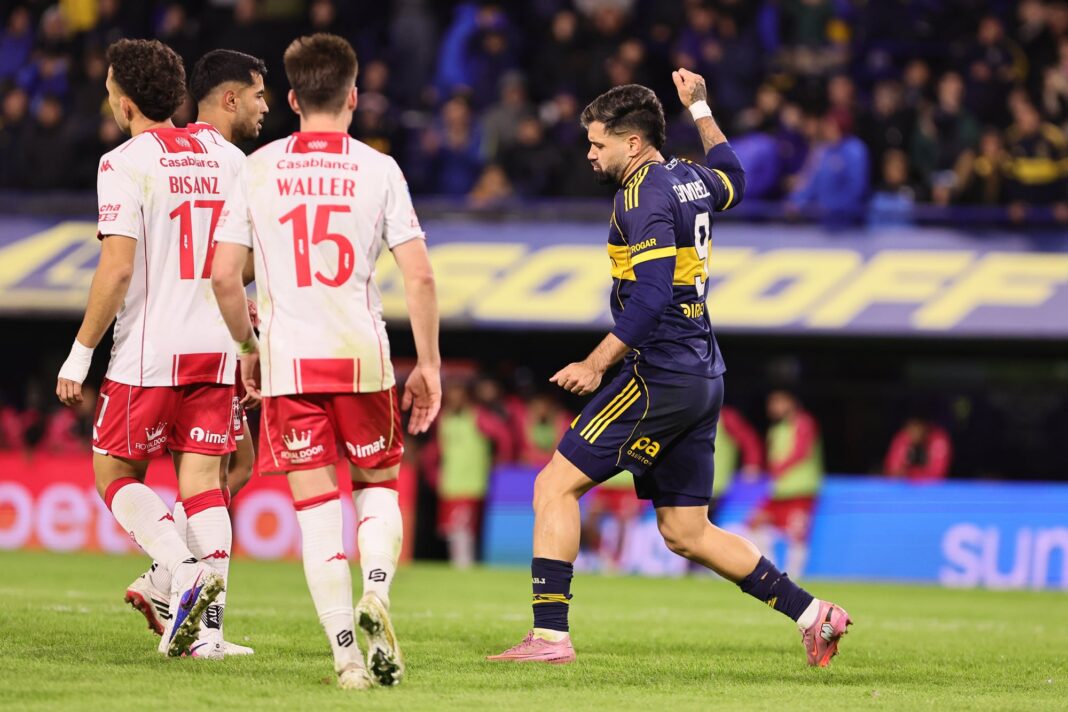 Jugadores de Boca entrenando en la cancha con el estadio de fondo
