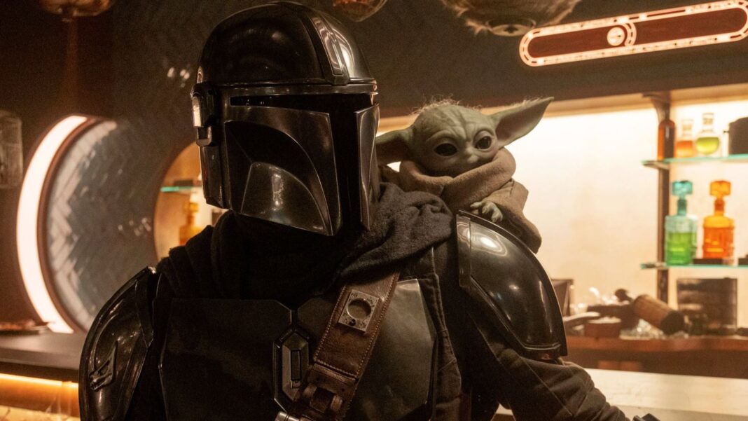 Brendan Wayne con el traje de The Mandalorian