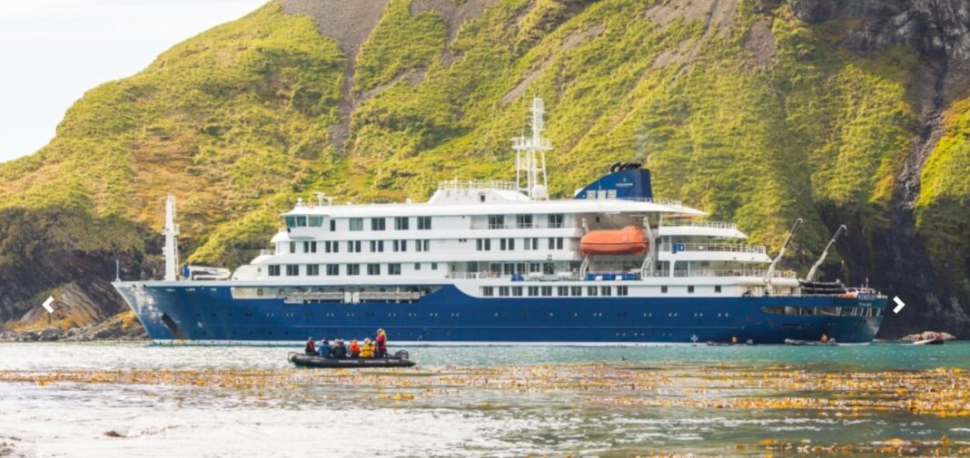 Crucero MV Hondius en el Atlántico, con fondo de mar y cielo nublado