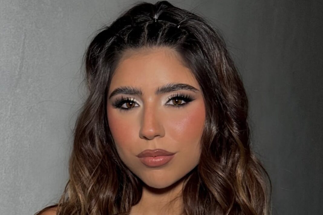 Camila Mayan muestra el raspón en su rodilla tras caerse en el gimnasio