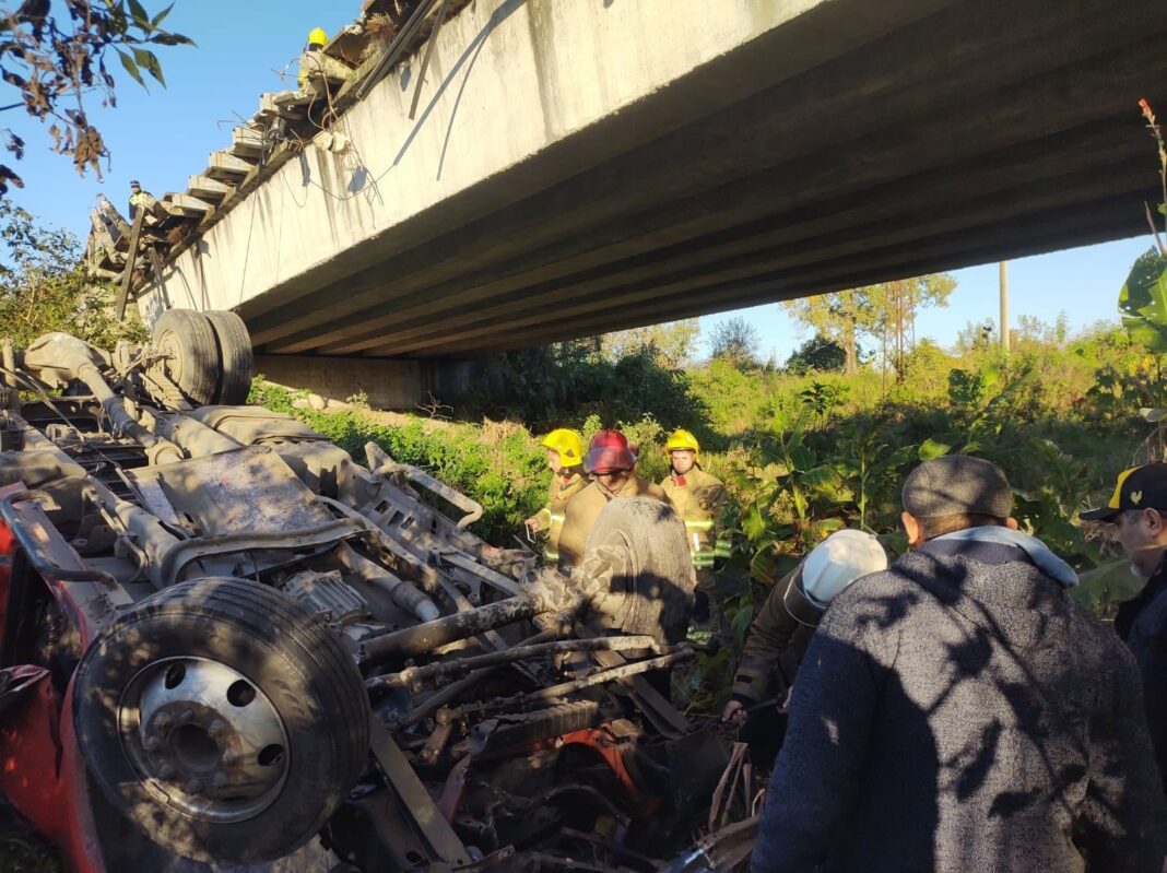 Rescate de camionero atrapado en cabina tras caída de puente en Tucumán