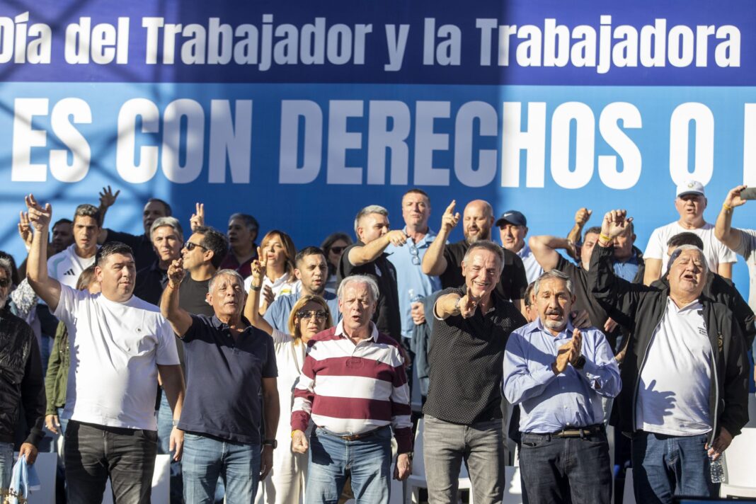 Multitud en Plaza de Mayo durante el acto del Día del Trabajador con carteles de la CGT