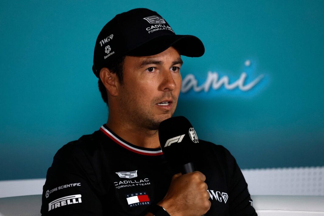 Sergio Checo Pérez con el uniforme de Cadillac Fórmula 1 Team durante una carrera