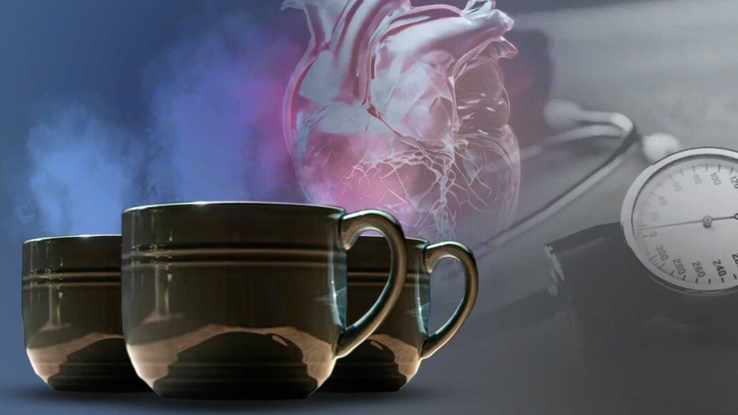 Taza de café junto a un tensiómetro