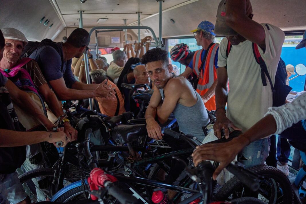 Autobús en La Habana, Cuba, en medio de la crisis de combustibles