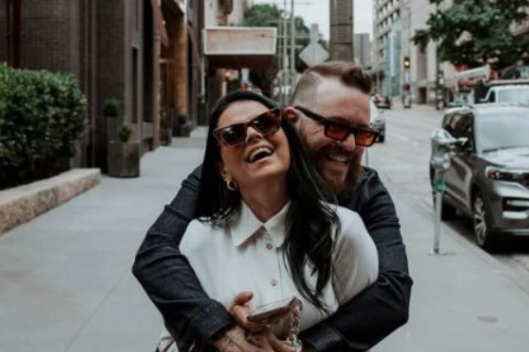 Daniel Habif y Anyha Ruiz sonriendo juntos, portada de su libro El amor no se ruega se riega
