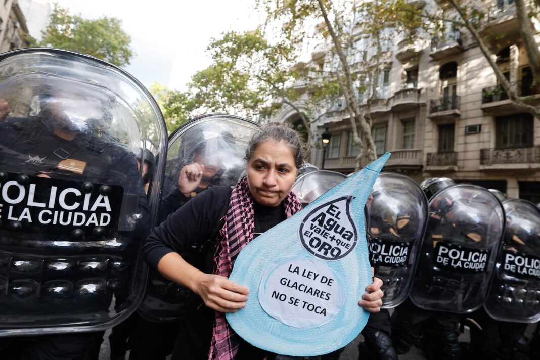 Manifestantes frente al Congreso durante el debate sobre la ley de glaciares