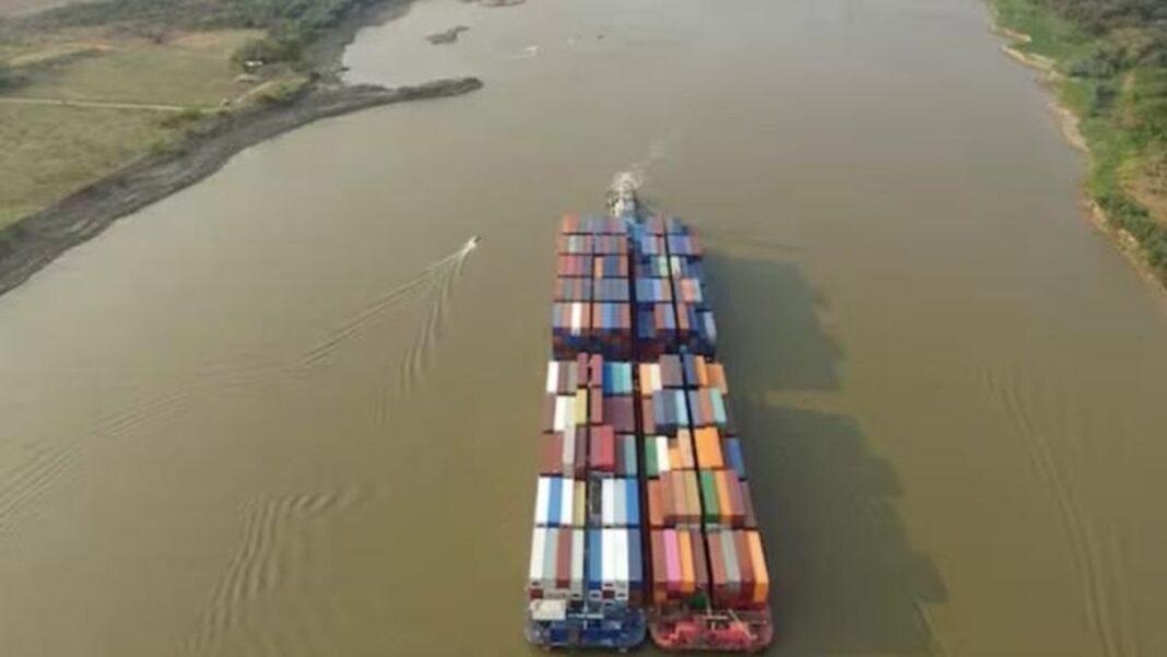 Buque navegando por la Hidrovía Paraná-Paraguay