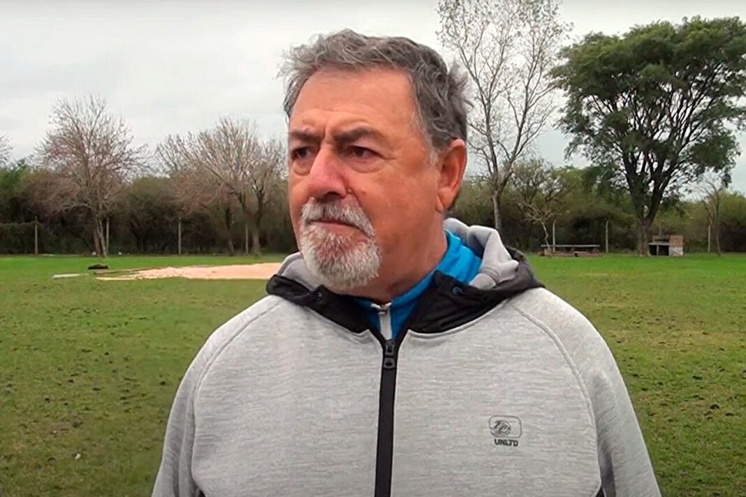 Atletas argentinos entrenando en pista de atletismo