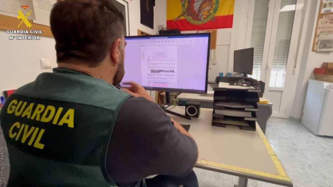 Guardia Civil durante operación contra estafas telefónicas
