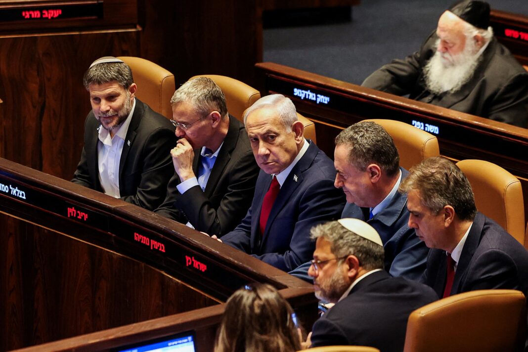 Sesión del parlamento israelí, la Knéset, con legisladores en sus bancas