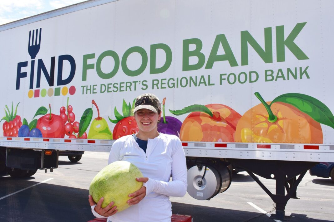 Personas recibiendo alimentos frescos en un operativo de entrega gratuita en California