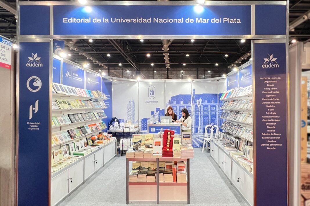 Stand de Eudem en la Feria del Libro de Buenos Aires con sillas playeras y libros