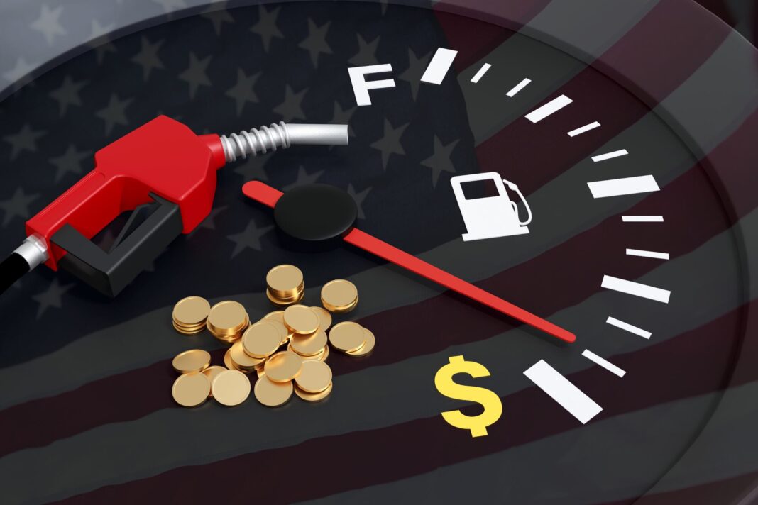 Estación de servicio con cartel de precios de gasolina en Estados Unidos