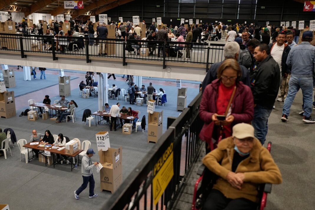 Urnas y mesas de votación en elecciones presidenciales de Colombia