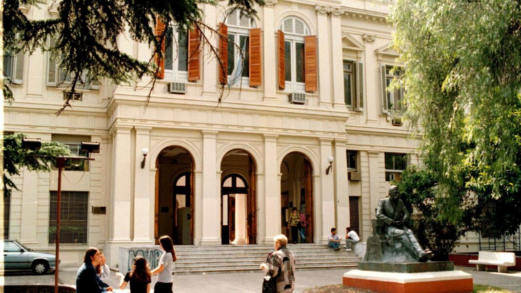 Estudiantes en la Facultad de Psicología de la UNLP durante un enfrentamiento