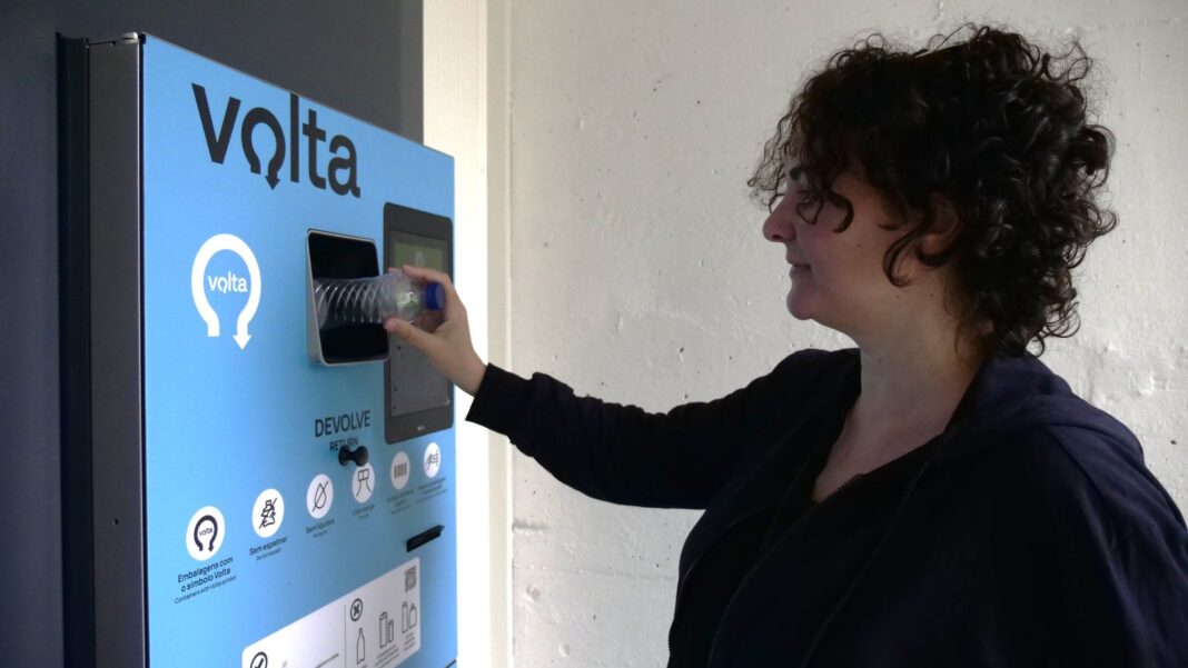 Máquina de devolución de envases en un supermercado